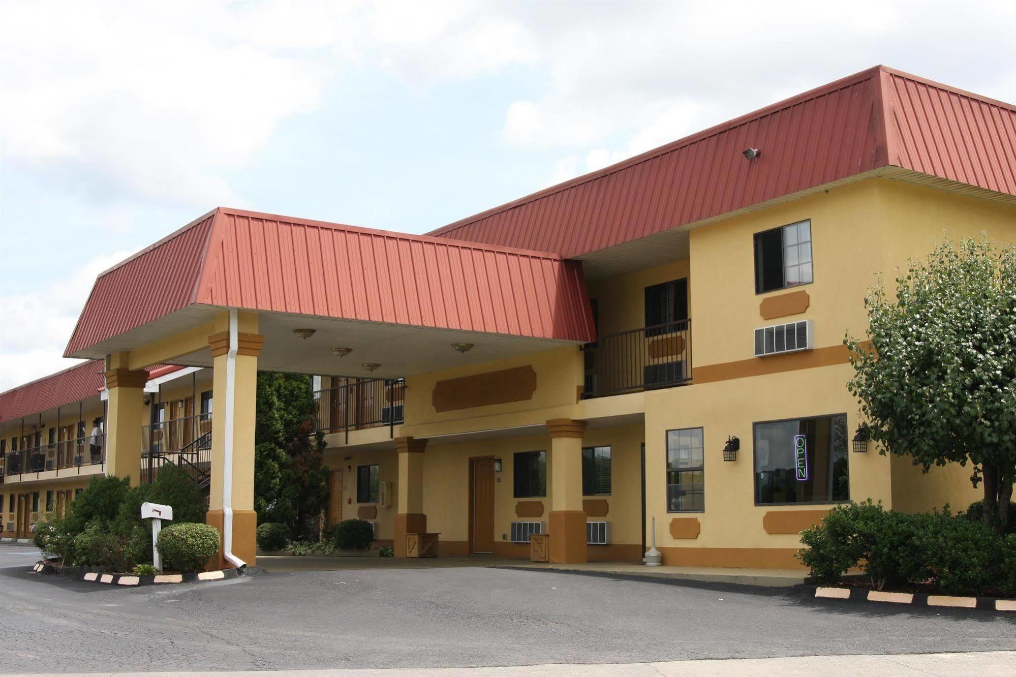 Express Inn & Suites Trion Extérieur photo