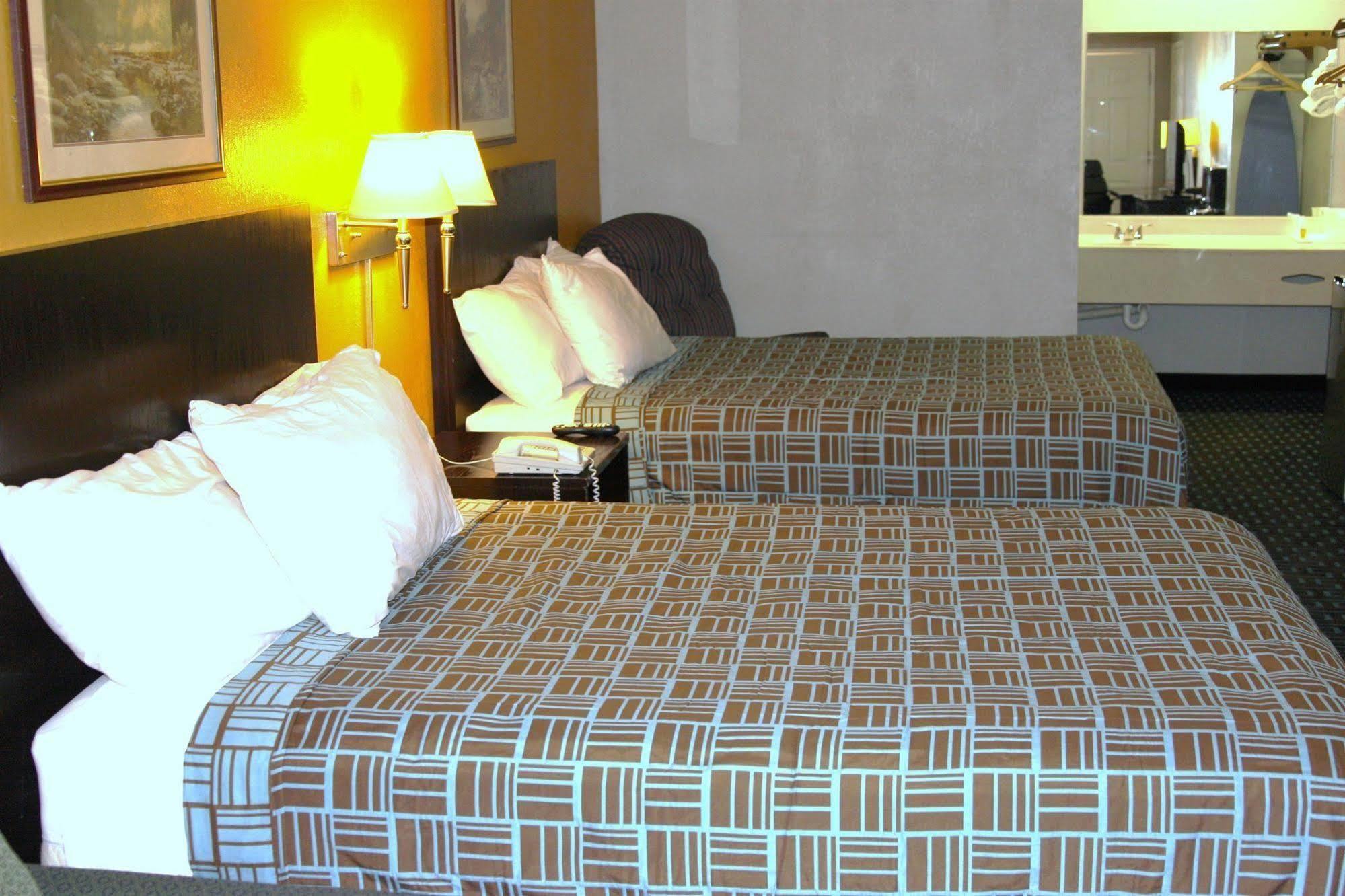 Express Inn & Suites Trion Extérieur photo